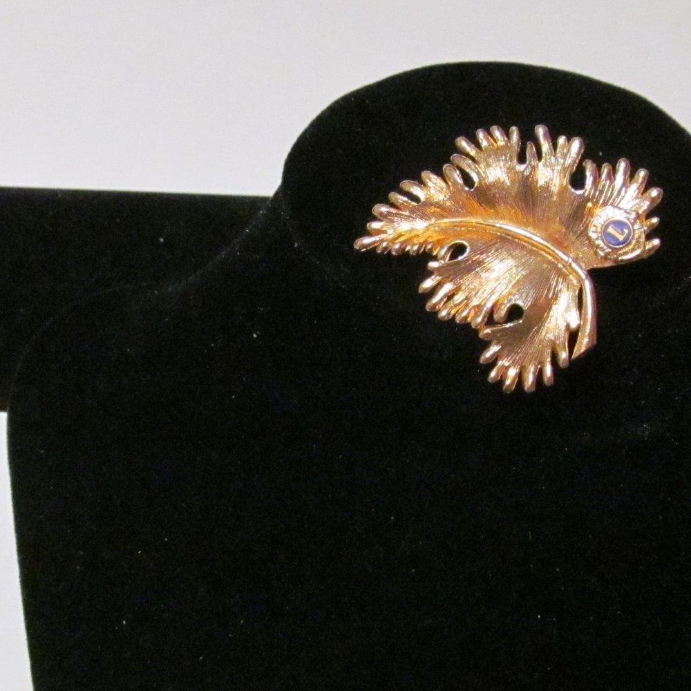 Gold tone women's Lion club leaf pin brooch signed